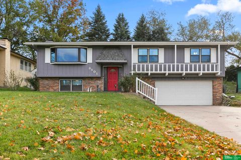 Photo of 3501 Lynnwood Drive, Bellevue, NE 68123 (MLS # 22535511)