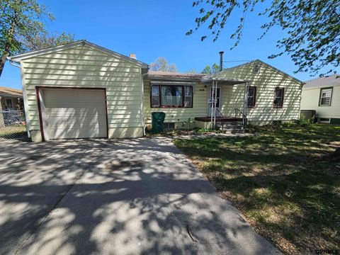 Photo of 2419 Grand Island Avenue, Grand Island, NE 68803 (MLS # 22613508)