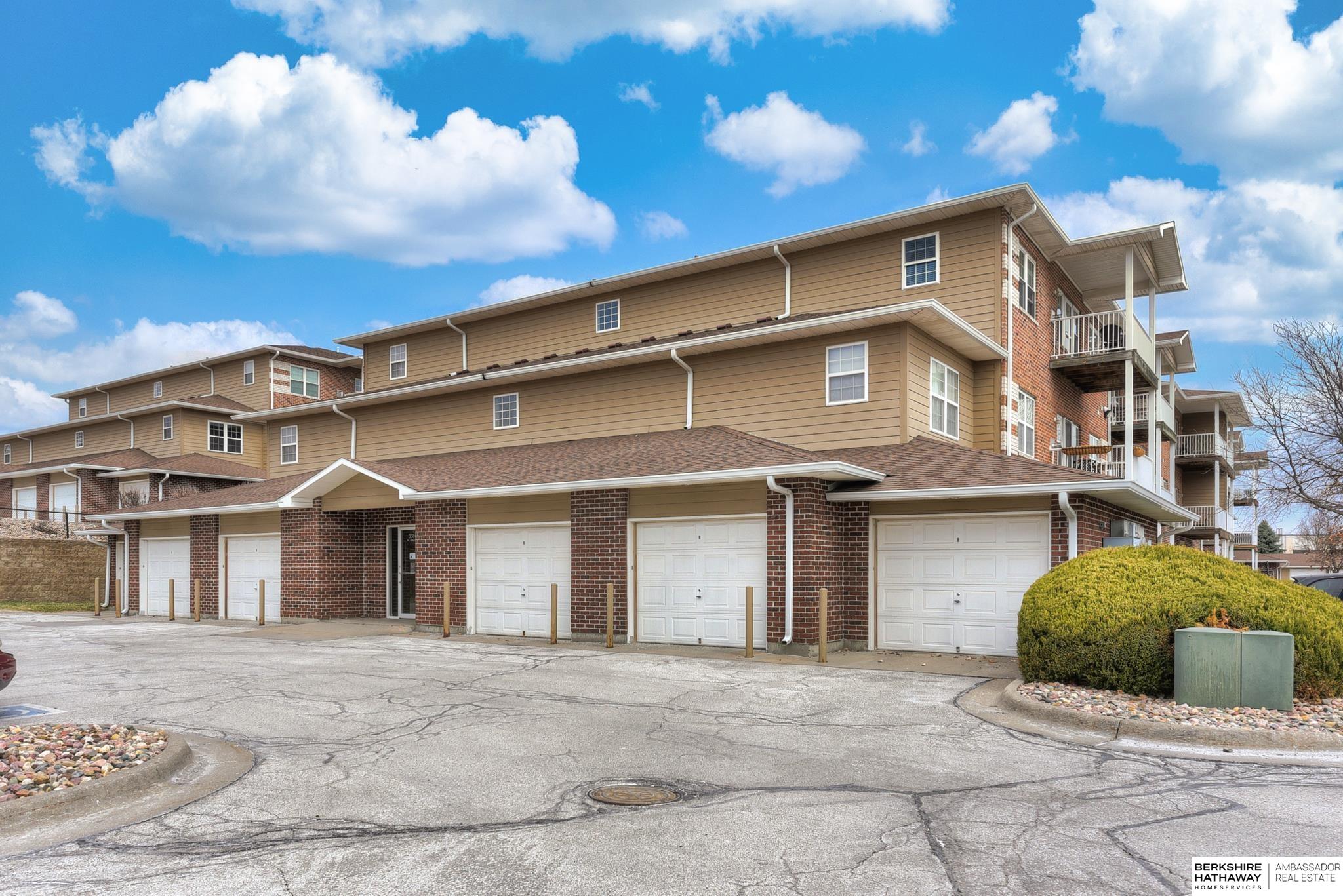 Omaha, Nebraska 68116, United States, 1 Bedroom Bedrooms, ,1 BathroomBathrooms,Residential,Pending,167745