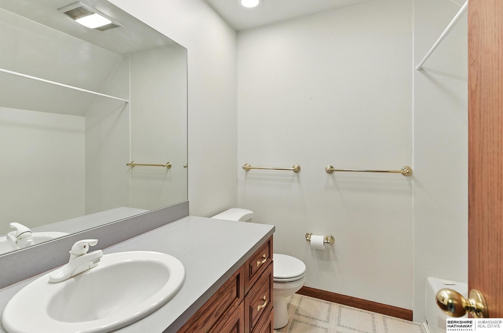 Omaha, Nebraska 68134, United States, 4 Bedrooms Bedrooms, ,3 BathroomsBathrooms,Residential,Pending,159899