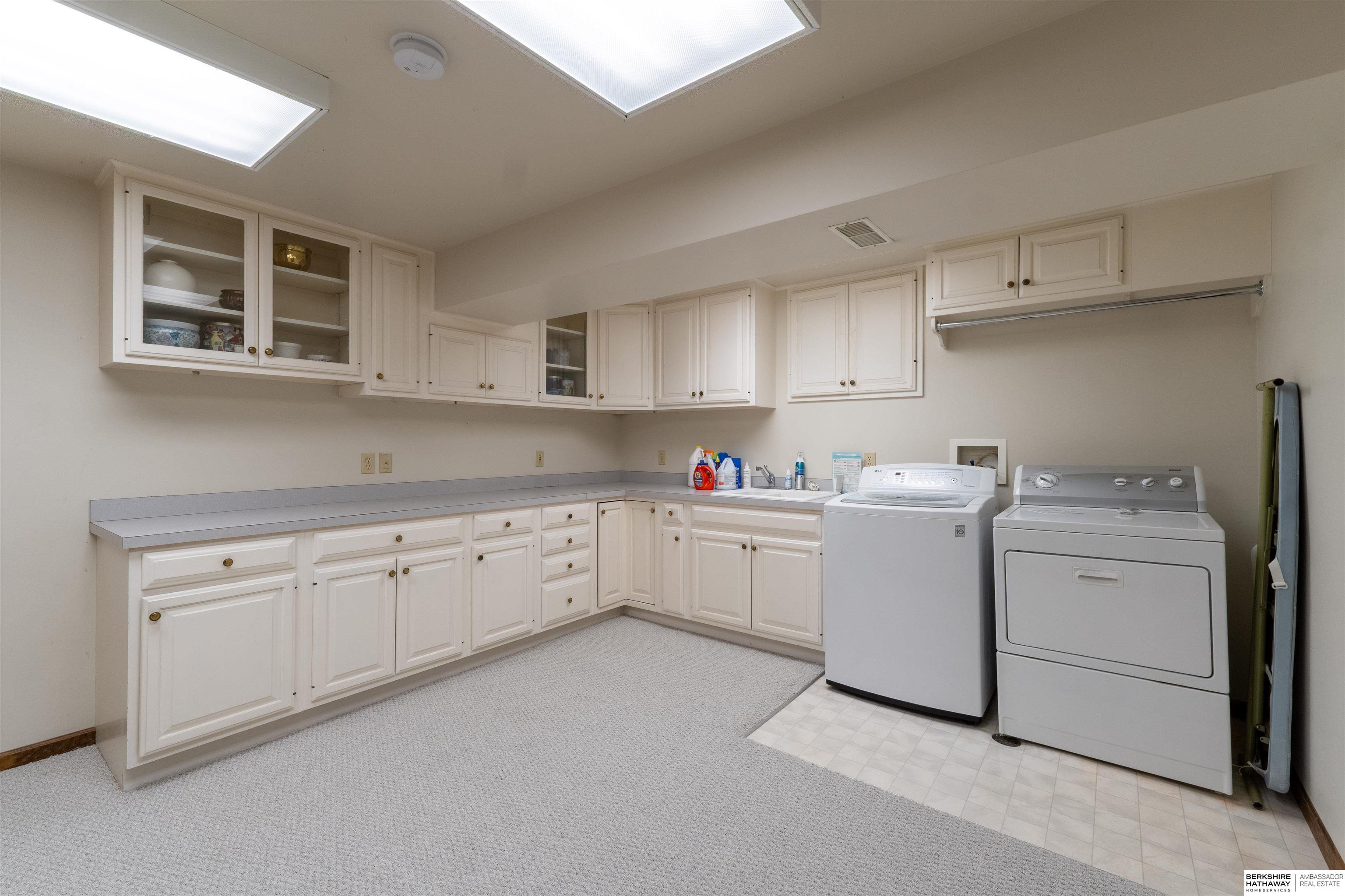 Omaha, Nebraska 68134, United States, 4 Bedrooms Bedrooms, ,3 BathroomsBathrooms,Residential,Pending,159899