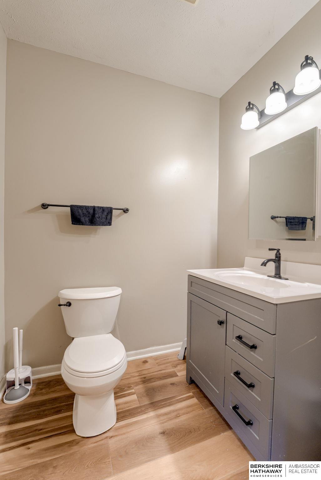 Omaha, Nebraska 68136, United States, 4 Bedrooms Bedrooms, ,3 BathroomsBathrooms,Residential,Active,182229