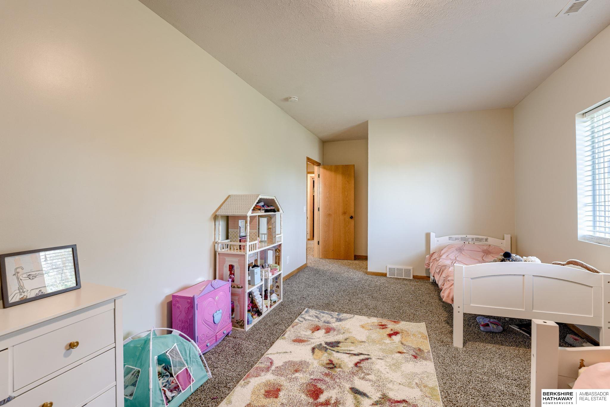 Omaha, Nebraska 68136, United States, 4 Bedrooms Bedrooms, ,3 BathroomsBathrooms,Residential,Active,182229