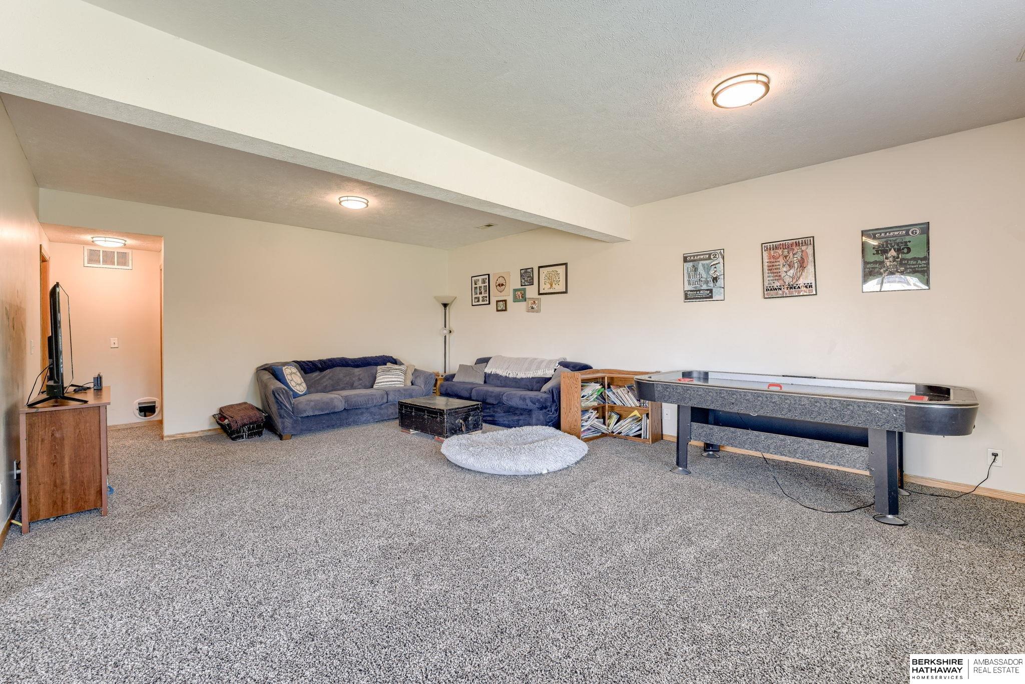 Omaha, Nebraska 68136, United States, 4 Bedrooms Bedrooms, ,3 BathroomsBathrooms,Residential,Active,182229