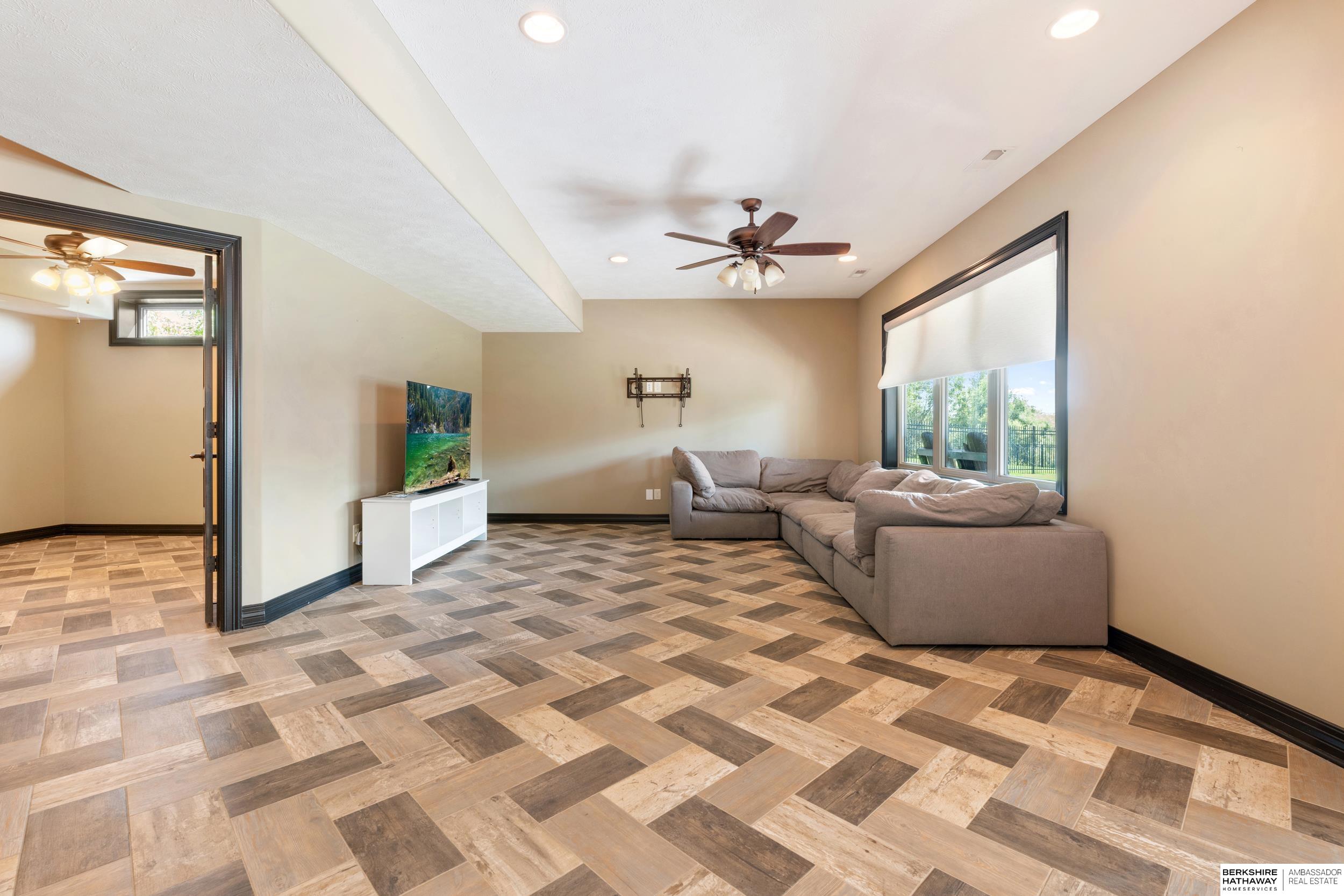 Omaha, Nebraska 68142, United States, 5 Bedrooms Bedrooms, ,5 BathroomsBathrooms,Residential,Pending,151435