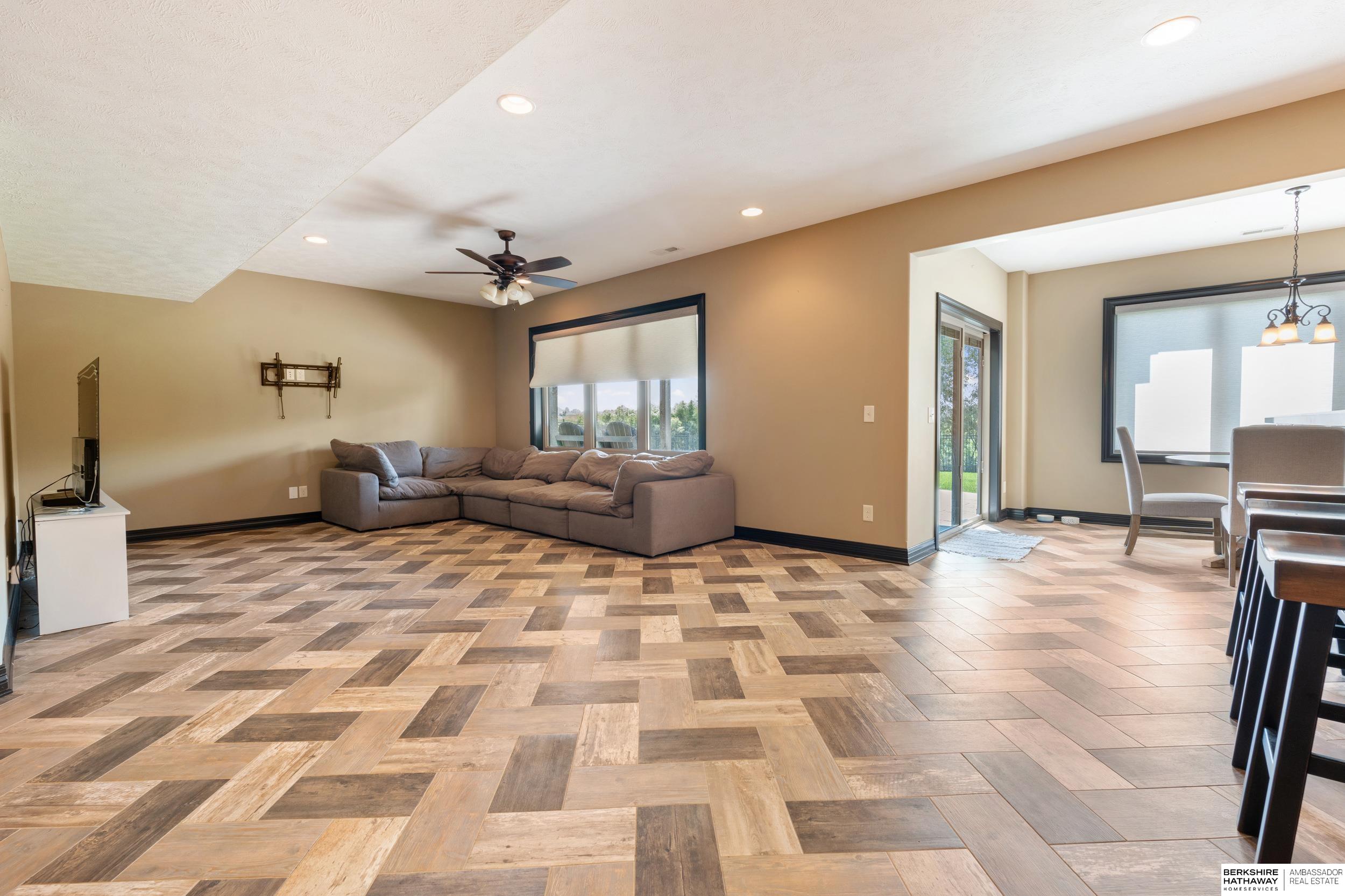 Omaha, Nebraska 68142, United States, 5 Bedrooms Bedrooms, ,5 BathroomsBathrooms,Residential,Pending,151435