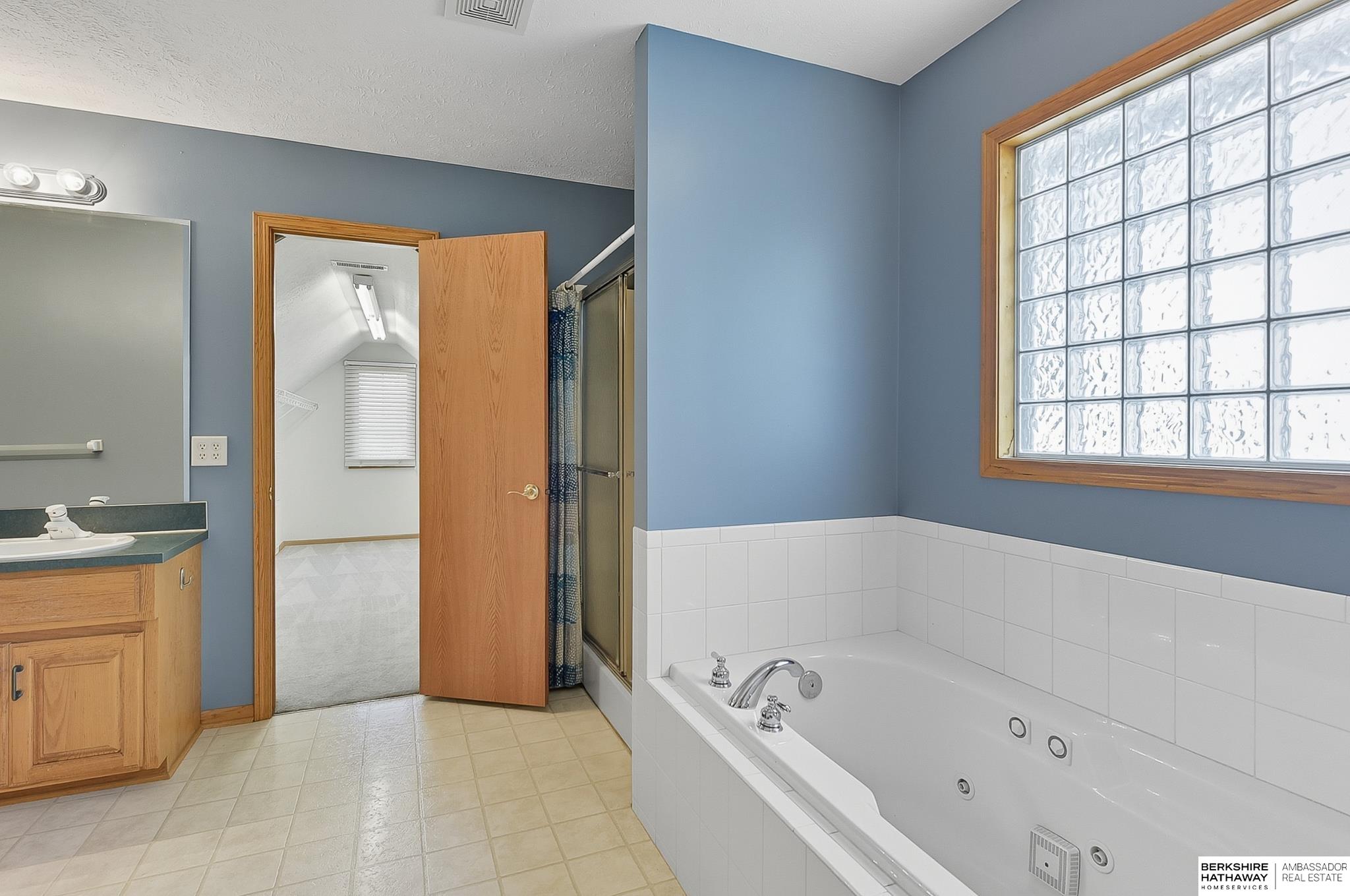 Omaha, Nebraska 68136, United States, 4 Bedrooms Bedrooms, ,3 BathroomsBathrooms,Residential,Active,213999