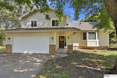 Photo of 504 Winchester Circle, Papillion, NE 68046 (MLS # 22617740)
