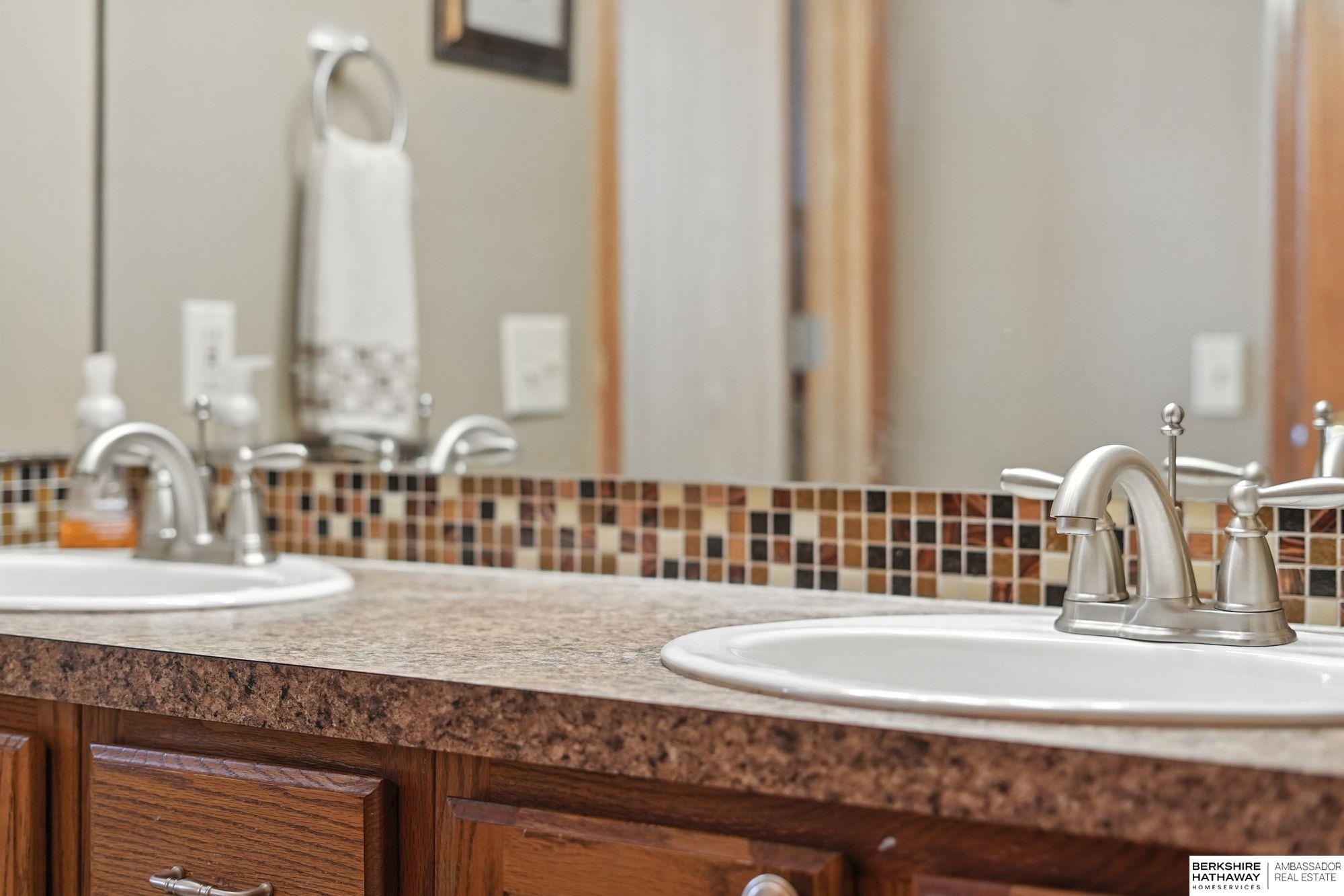 Lincoln, Nebraska 68528, United States, 2 Bedrooms Bedrooms, ,2 BathroomsBathrooms,Residential,Active,224578