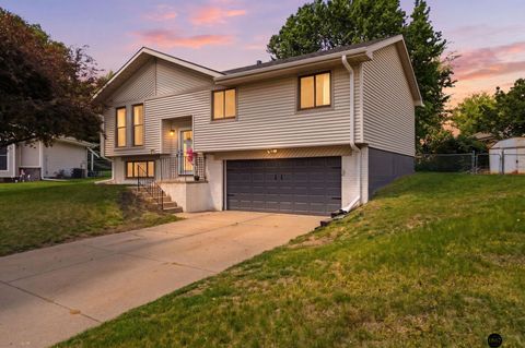 Photo of 6130 W Beal Circle, Lincoln, NE 68521 (MLS # 22612659)