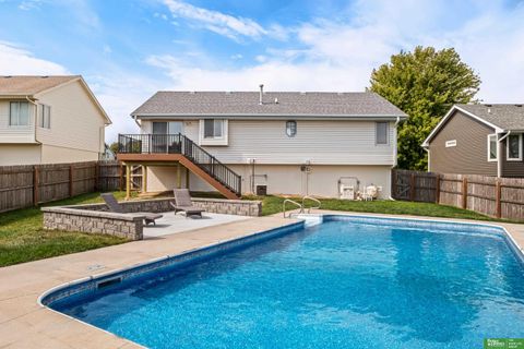 Photo of 611 Rosewood Avenue, Papillion, NE 68133 (MLS # 22526937)