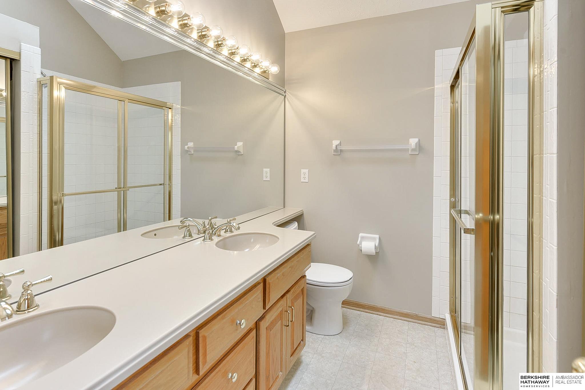 Omaha, Nebraska 68116, United States, 3 Bedrooms Bedrooms, ,2 BathroomsBathrooms,Residential,Pending,115550