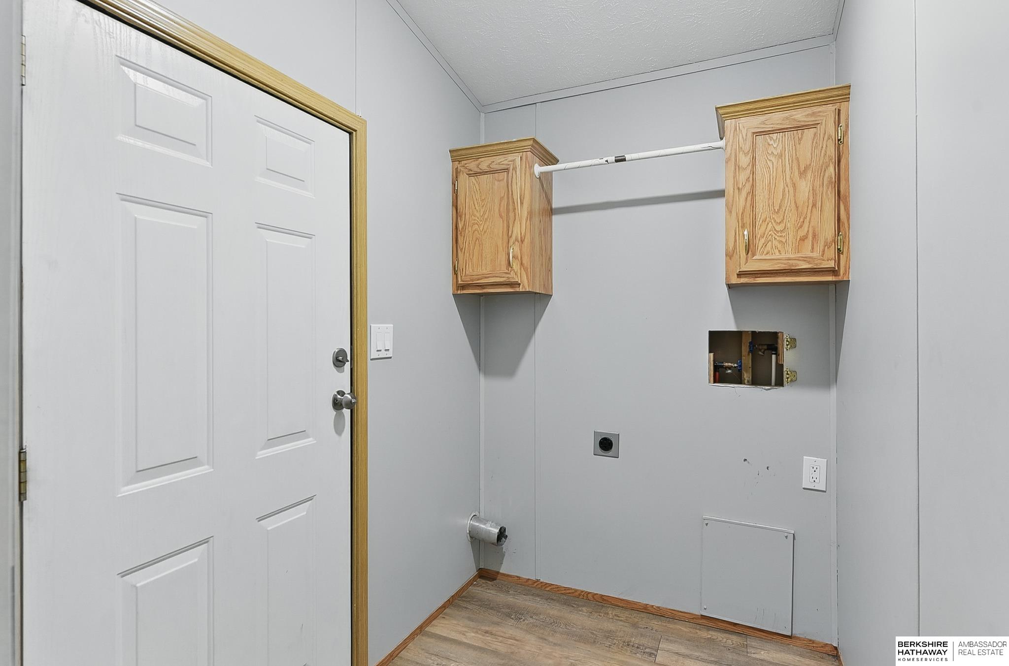 Valley, Nebraska 68064, United States, 3 Bedrooms Bedrooms, ,2 BathroomsBathrooms,Residential,Pending,144578