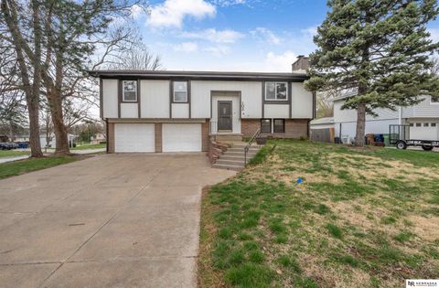 Photo of 102 Hillcrest Avenue, Bellevue, NE 68005 (MLS # 22609162)
