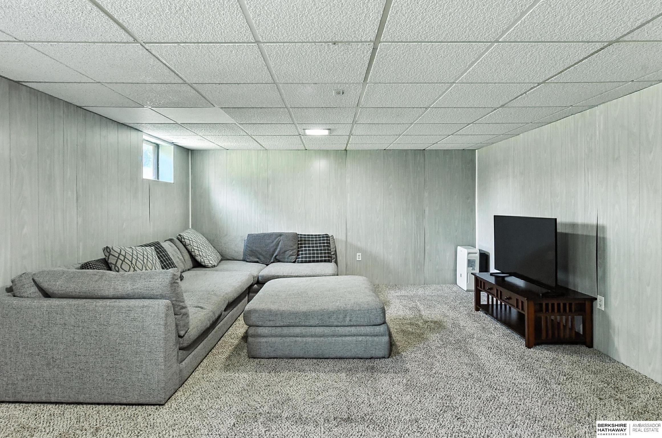 Omaha, Nebraska 68105, United States, 4 Bedrooms Bedrooms, ,3 BathroomsBathrooms,Residential,Active,174874