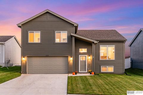 Photo of 10913 Craig Street, Omaha, NE 68142 (MLS # 22527837)