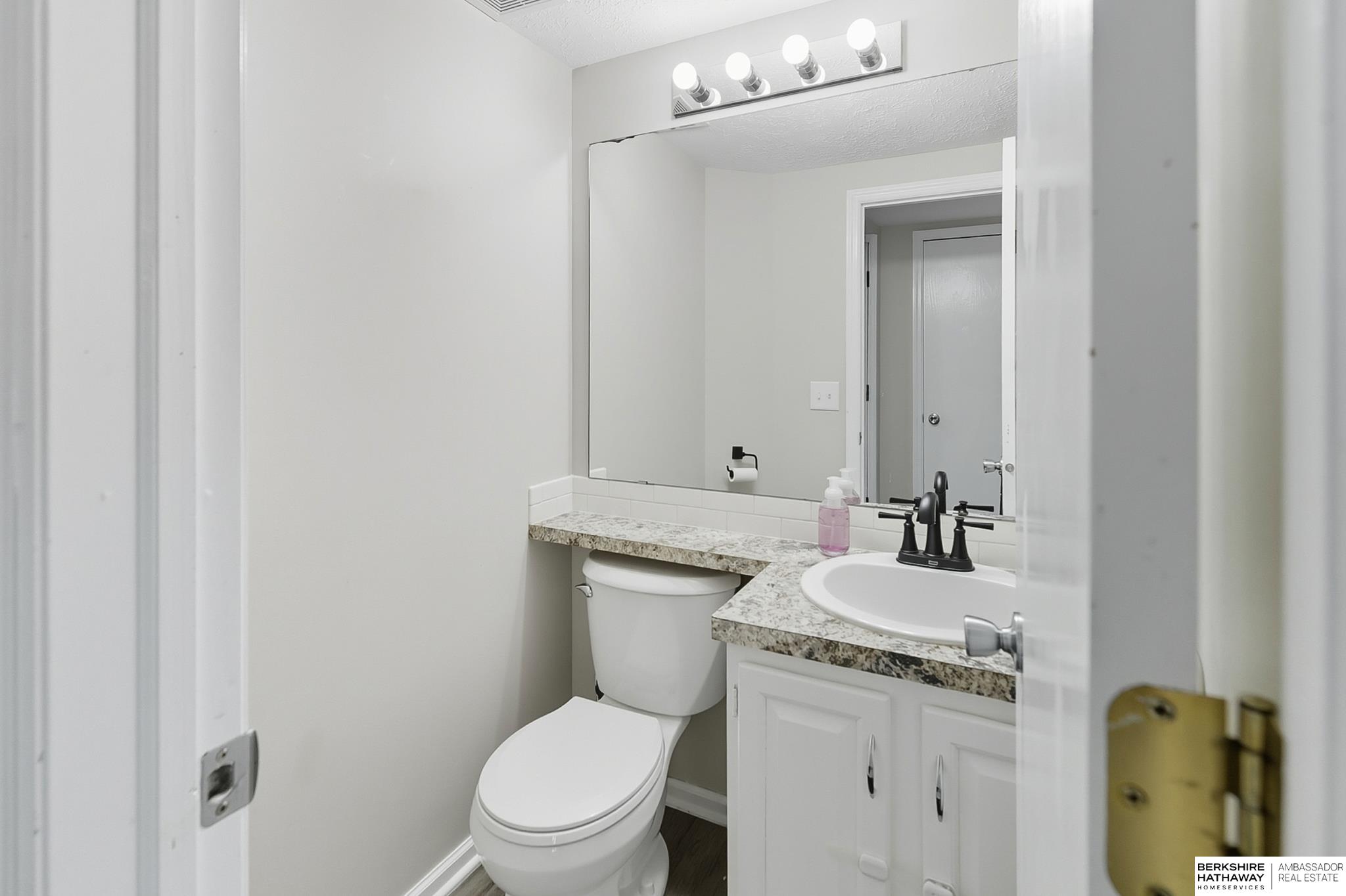 Omaha, Nebraska 68164, United States, 4 Bedrooms Bedrooms, ,2 BathroomsBathrooms,Residential,Pending,211293