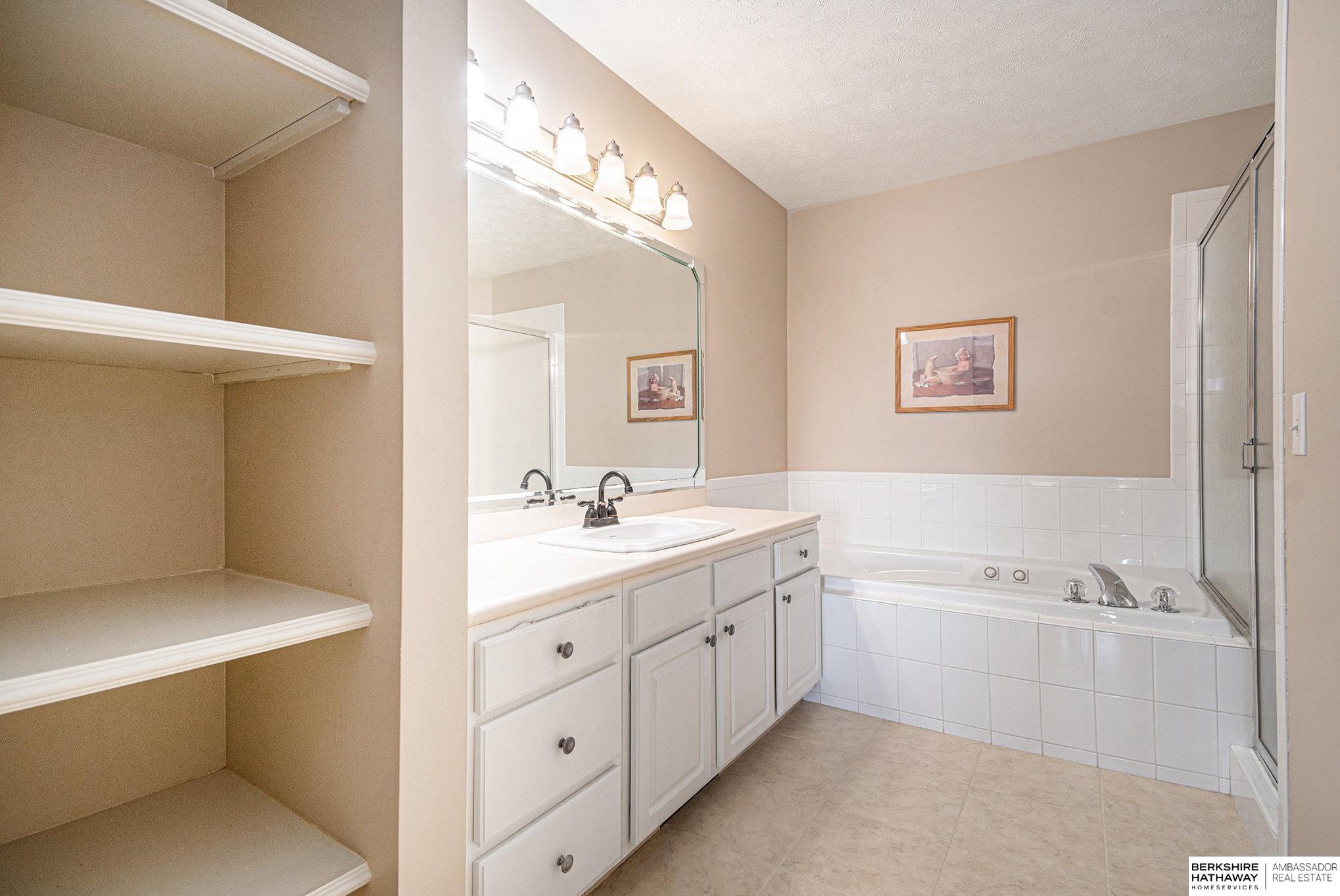 Omaha, Nebraska 68134, United States, 3 Bedrooms Bedrooms, ,3 BathroomsBathrooms,Residential,Pending,125048