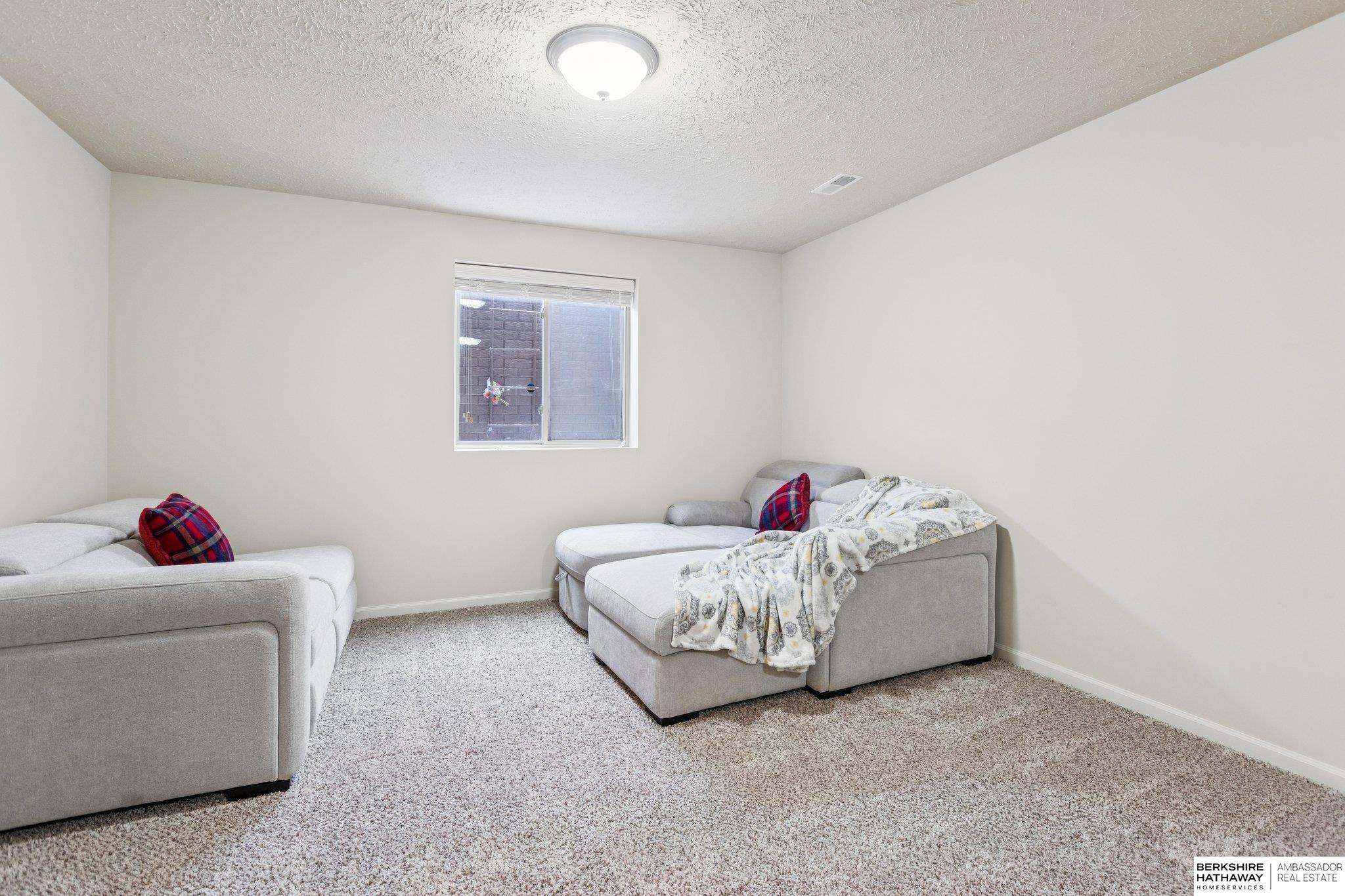 Omaha, Nebraska 68135, United States, 4 Bedrooms Bedrooms, ,3 BathroomsBathrooms,Residential,Active,251410