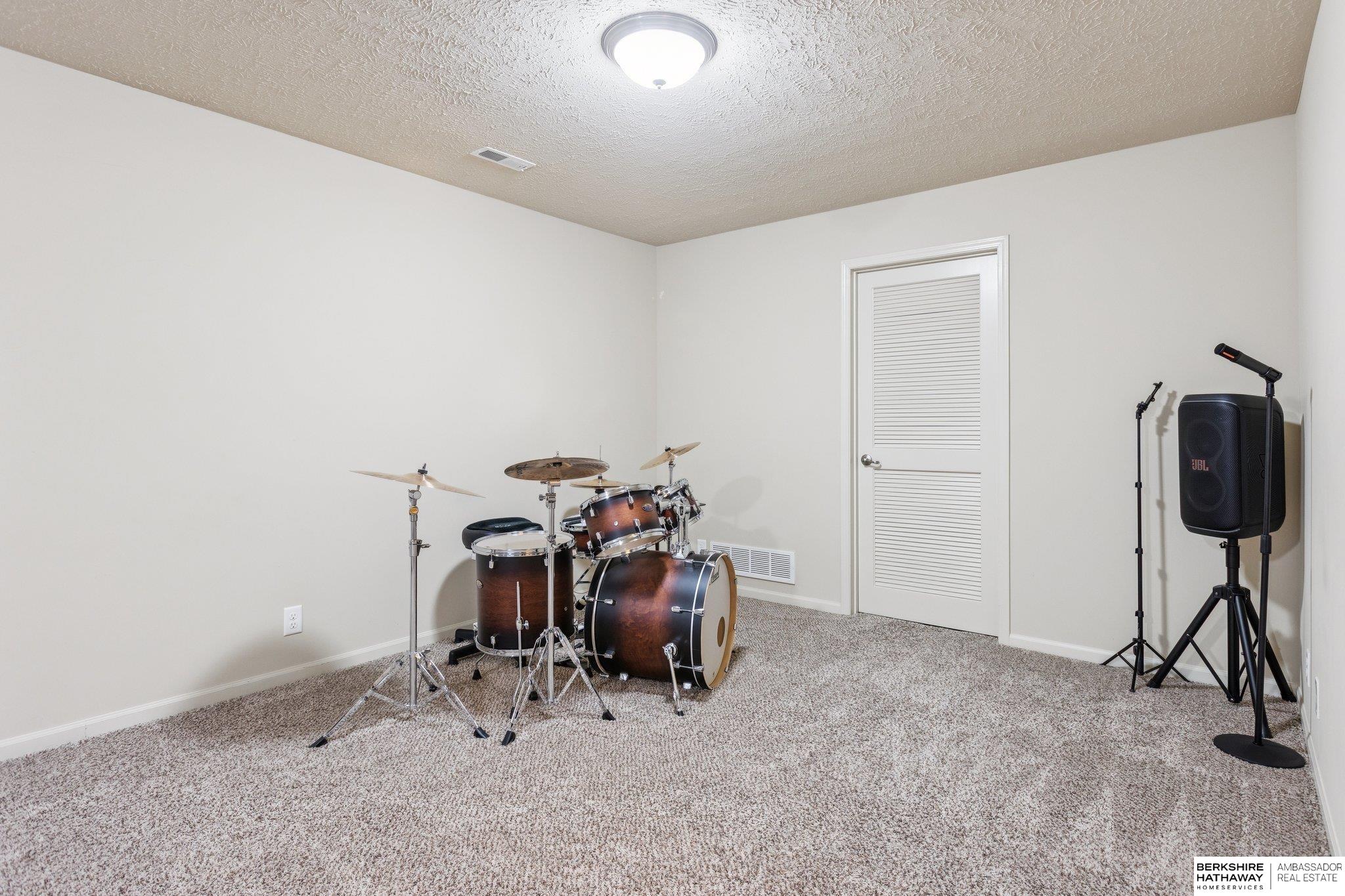 Omaha, Nebraska 68135, United States, 4 Bedrooms Bedrooms, ,3 BathroomsBathrooms,Residential,Active,251410