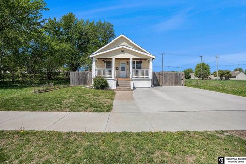 Photo of 1552 N 17th Street, Omaha, NE 68110 (MLS # 22528516)