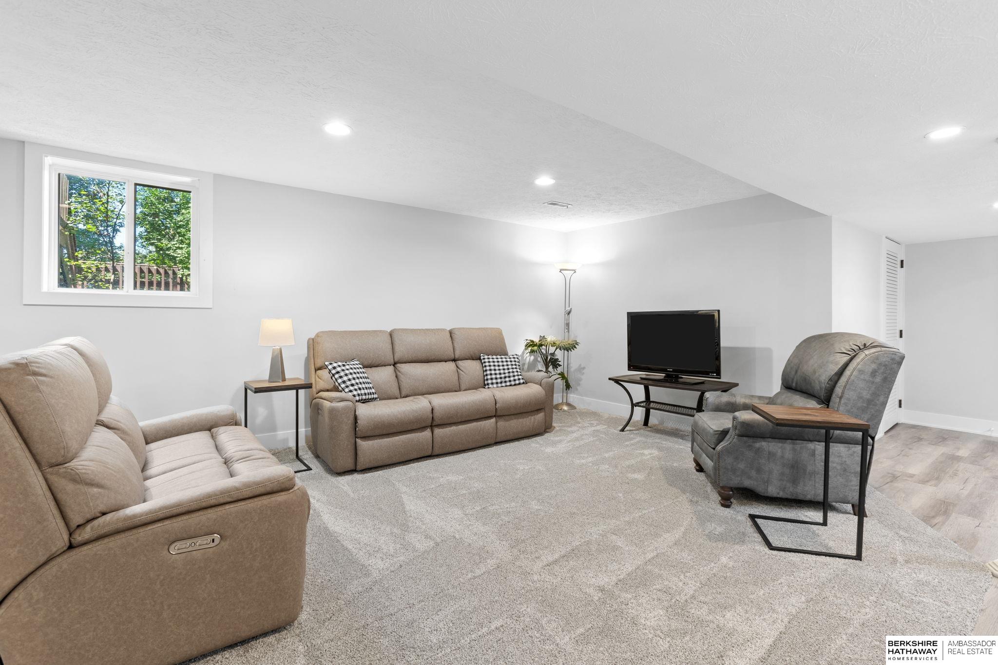 Springfield, Nebraska 68059, United States, 4 Bedrooms Bedrooms, ,3 BathroomsBathrooms,Residential,Pending,210976