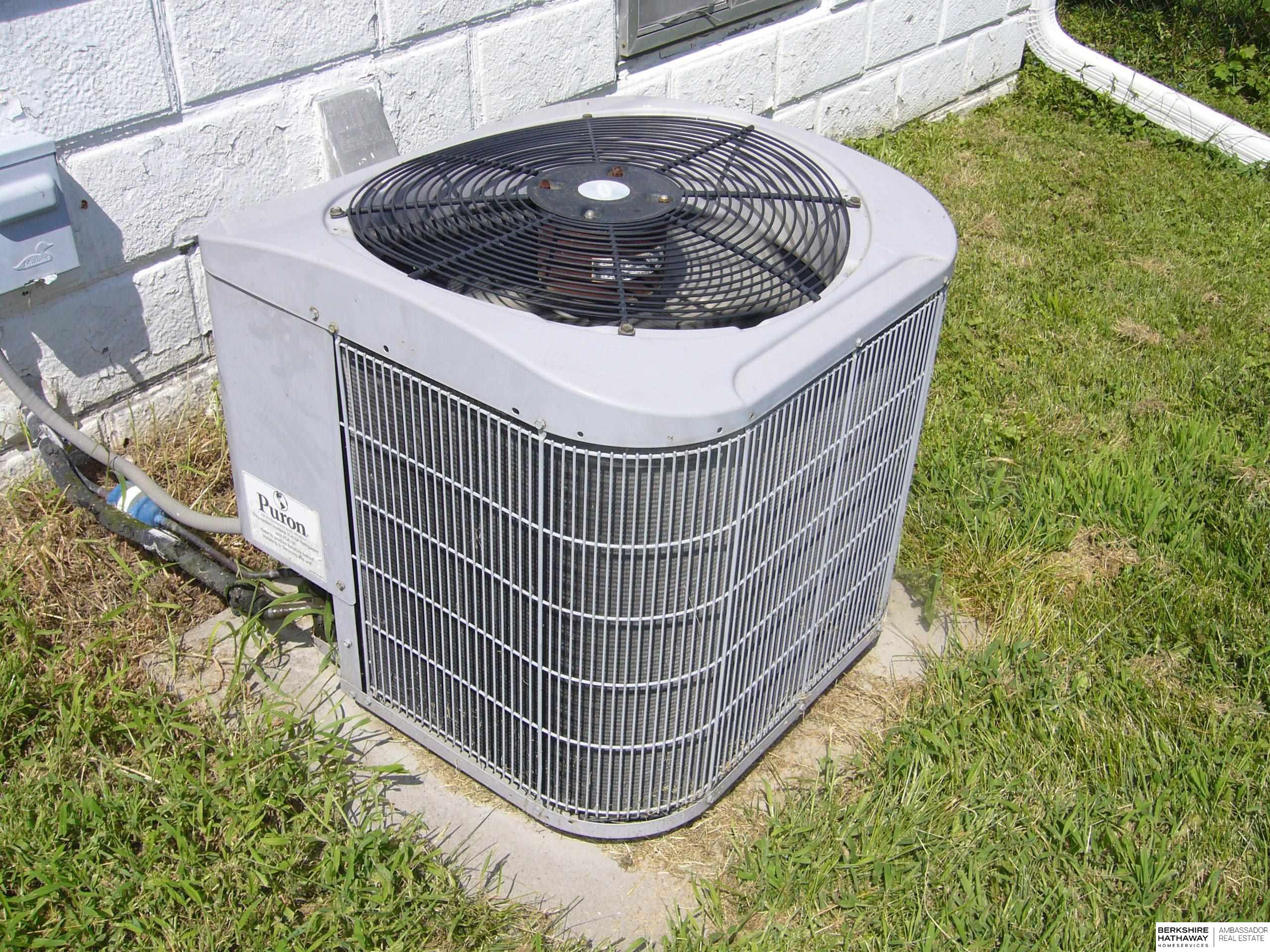 Omaha, Nebraska 68107, United States, 2 Bedrooms Bedrooms, ,1 BathroomBathrooms,Residential,Pending,197276