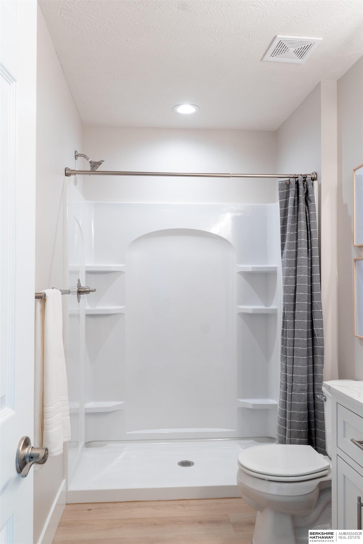 Omaha, Nebraska 68117, United States, 4 Bedrooms Bedrooms, ,3 BathroomsBathrooms,Residential,Active,159413