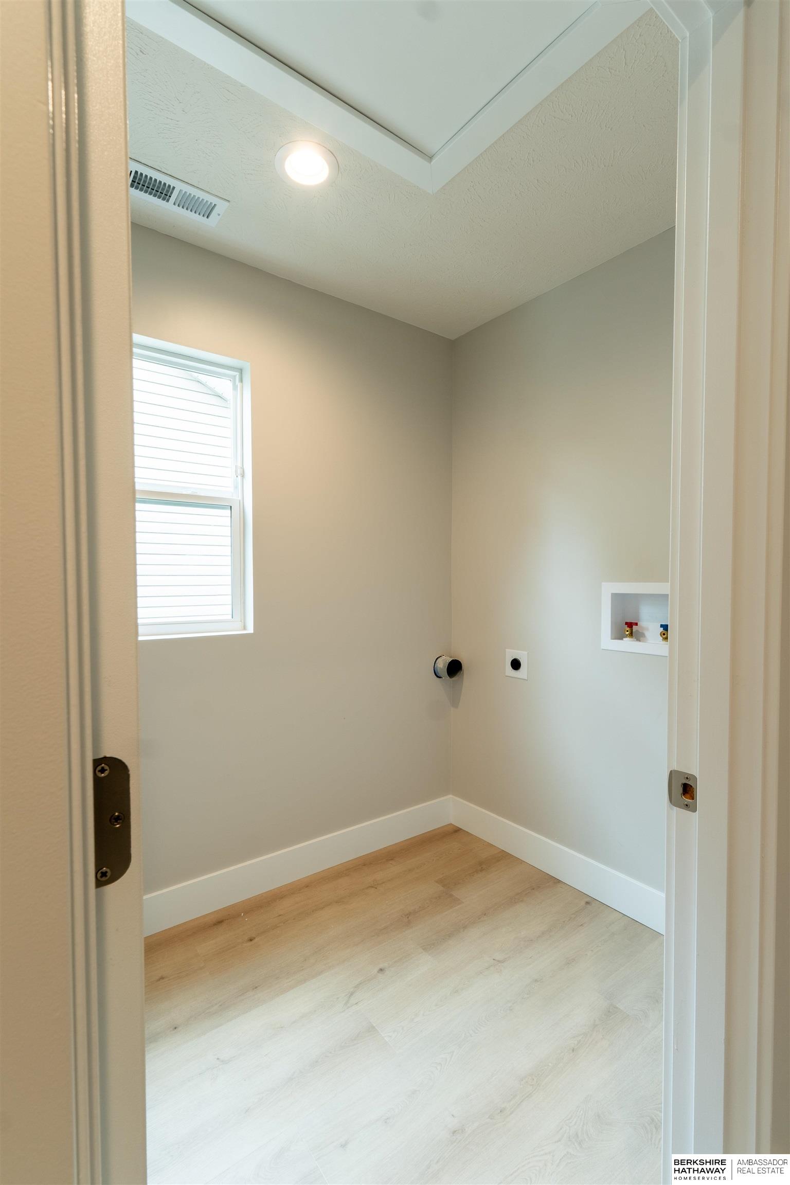 Omaha, Nebraska 68117, United States, 4 Bedrooms Bedrooms, ,3 BathroomsBathrooms,Residential,Active,159413