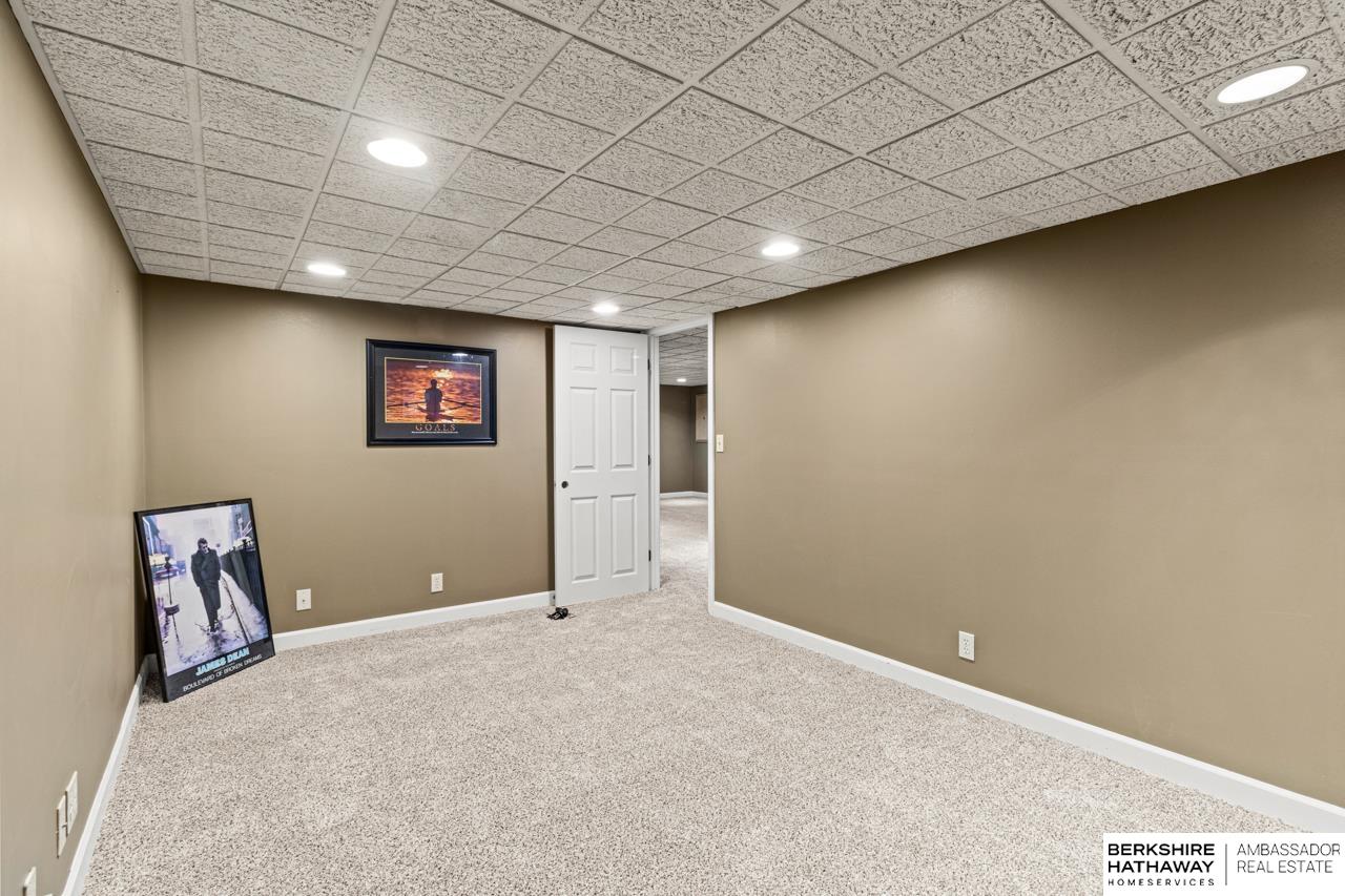 Omaha, Nebraska 68118, United States, 5 Bedrooms Bedrooms, ,3 BathroomsBathrooms,Residential,Pending,208498