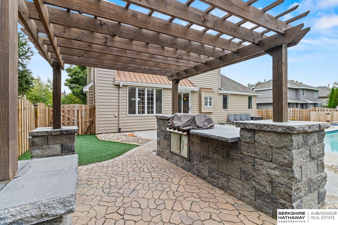 Omaha, Nebraska 68118, United States, 5 Bedrooms Bedrooms, ,3 BathroomsBathrooms,Residential,Pending,208498