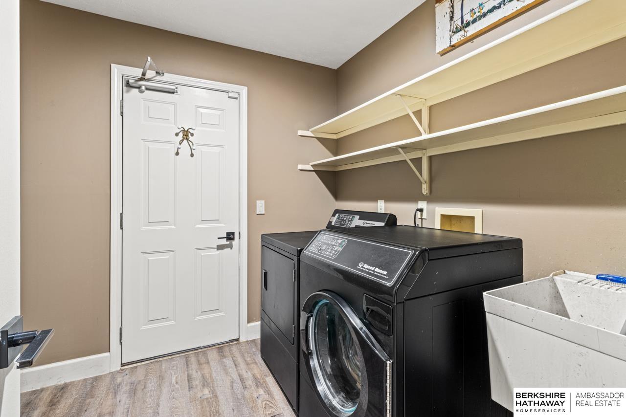 Omaha, Nebraska 68118, United States, 5 Bedrooms Bedrooms, ,3 BathroomsBathrooms,Residential,Pending,208498