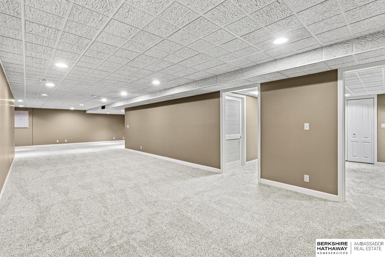 Omaha, Nebraska 68118, United States, 5 Bedrooms Bedrooms, ,3 BathroomsBathrooms,Residential,Pending,208498