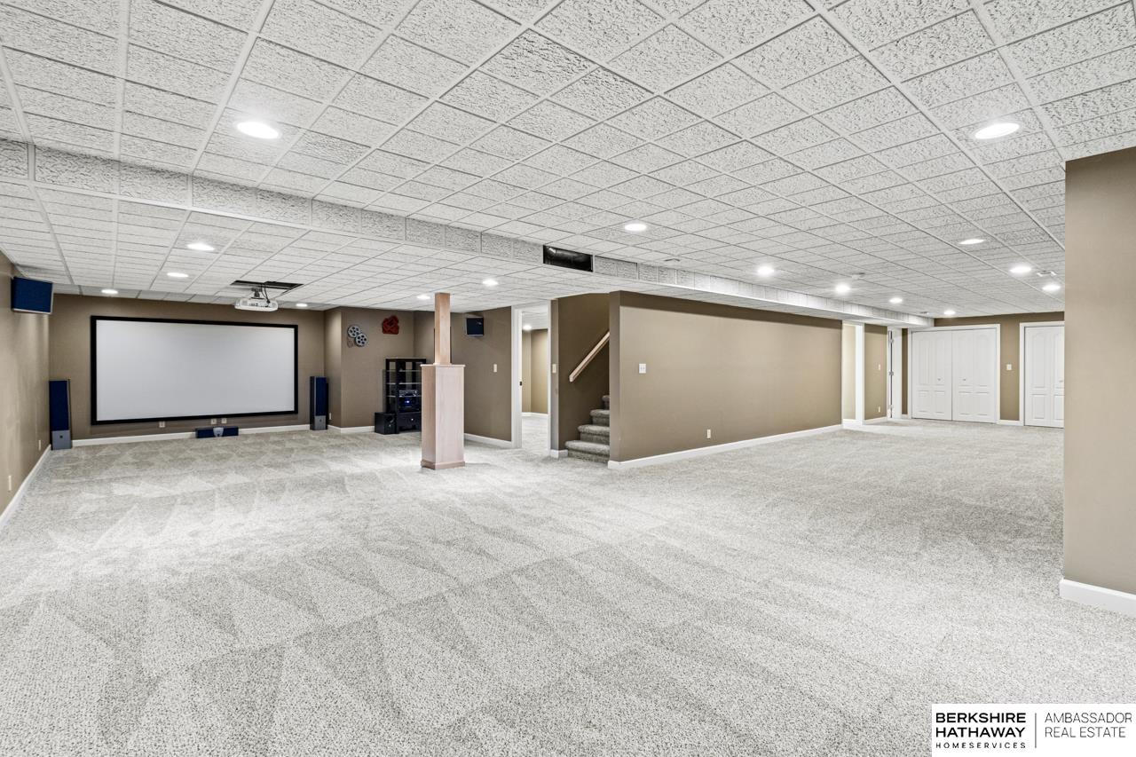 Omaha, Nebraska 68118, United States, 5 Bedrooms Bedrooms, ,3 BathroomsBathrooms,Residential,Pending,208498