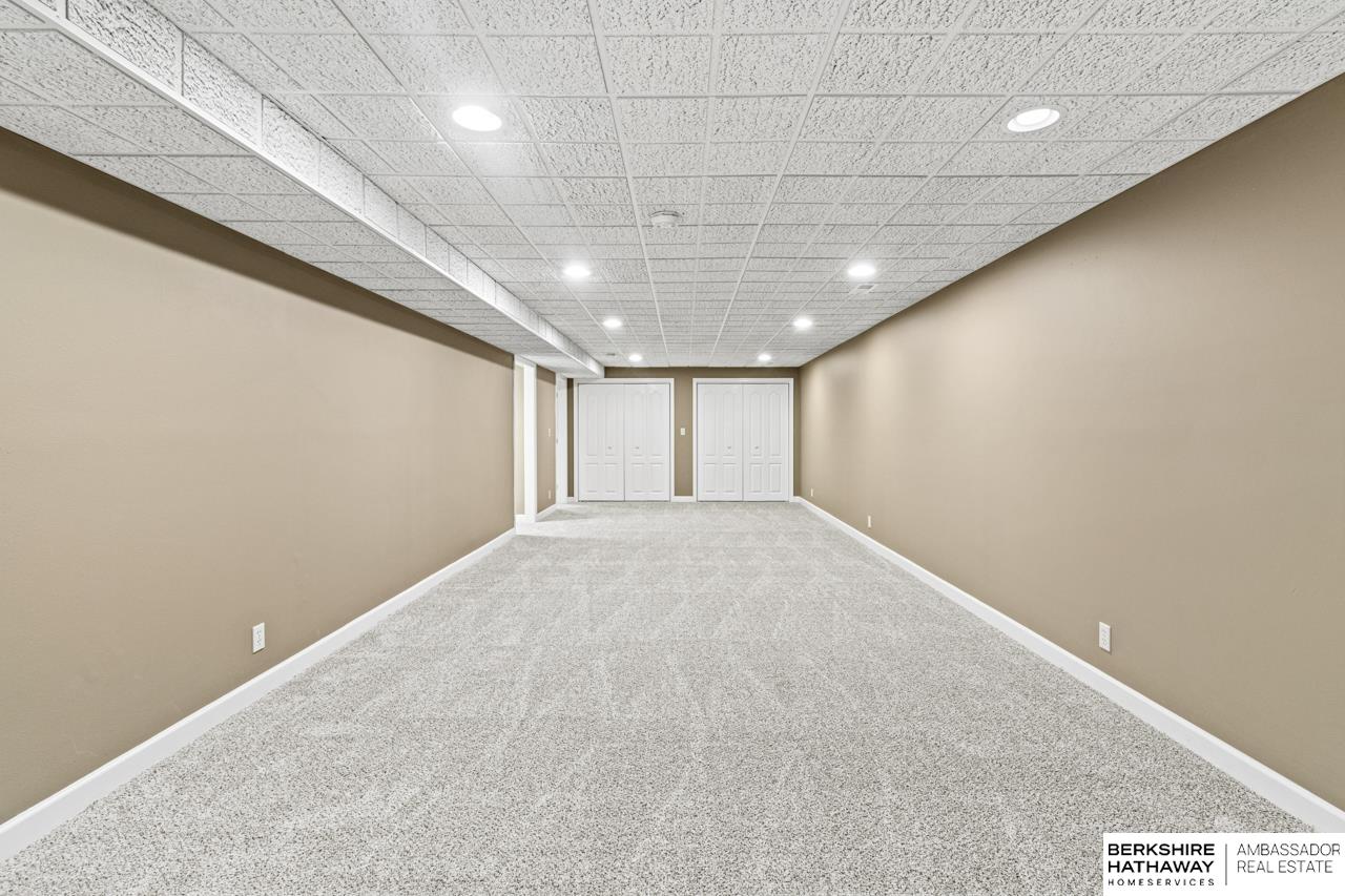 Omaha, Nebraska 68118, United States, 5 Bedrooms Bedrooms, ,3 BathroomsBathrooms,Residential,Pending,208498