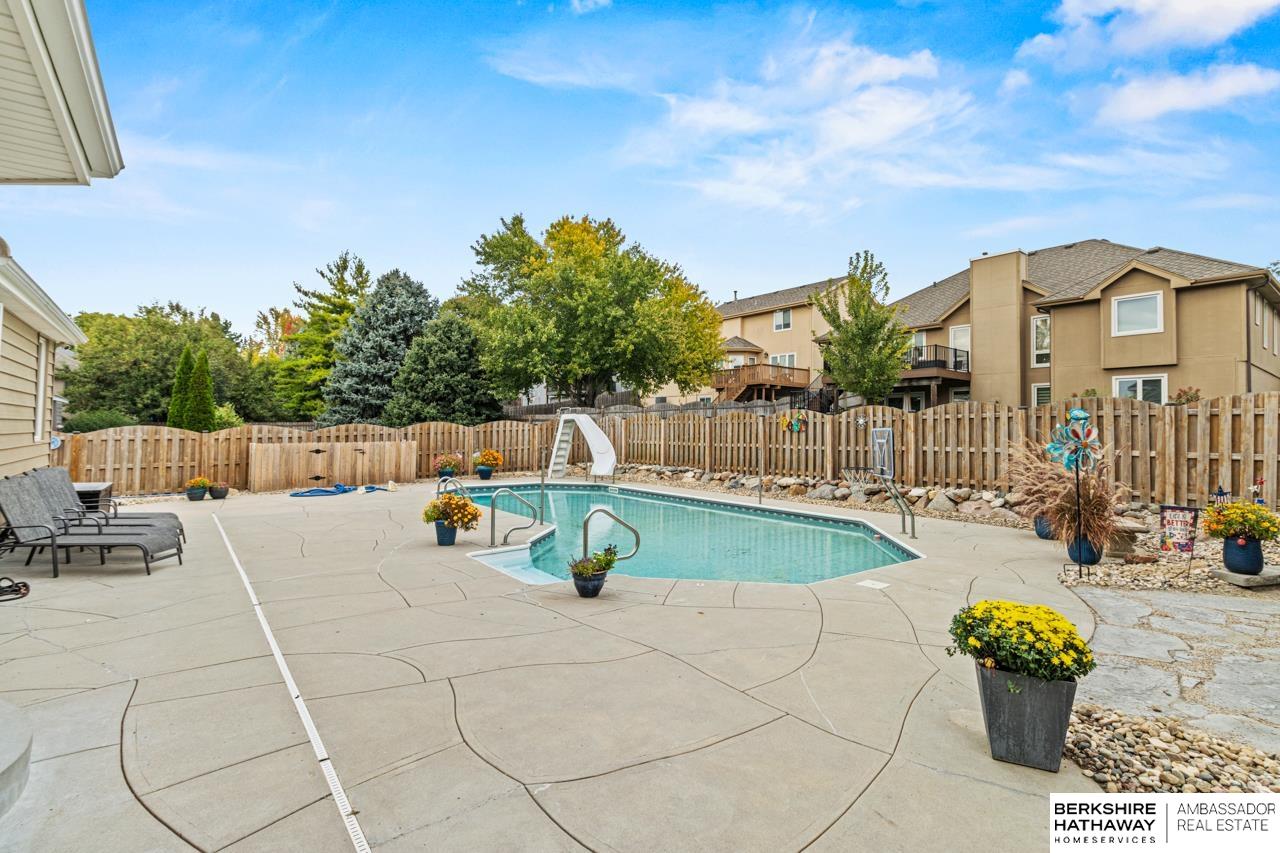 Omaha, Nebraska 68118, United States, 5 Bedrooms Bedrooms, ,3 BathroomsBathrooms,Residential,Pending,208498