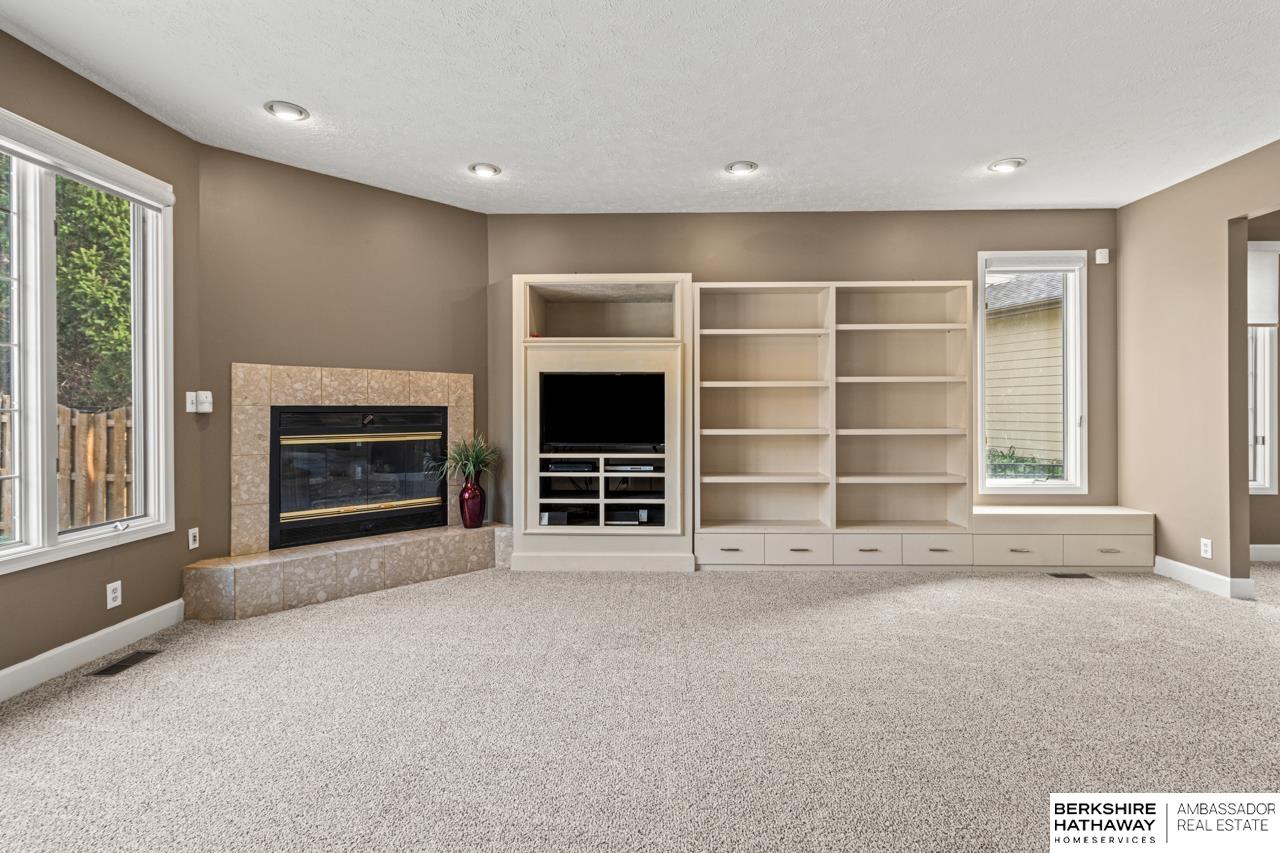 Omaha, Nebraska 68118, United States, 5 Bedrooms Bedrooms, ,3 BathroomsBathrooms,Residential,Pending,208498