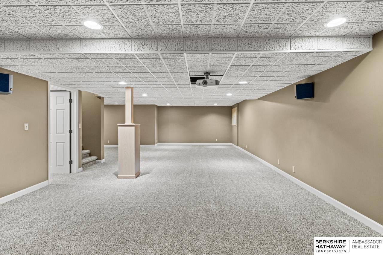 Omaha, Nebraska 68118, United States, 5 Bedrooms Bedrooms, ,3 BathroomsBathrooms,Residential,Pending,208498