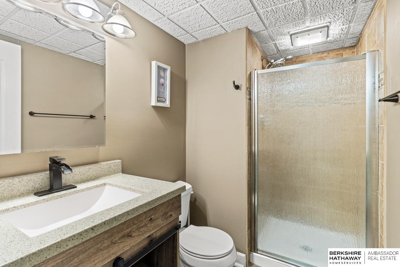 Omaha, Nebraska 68118, United States, 5 Bedrooms Bedrooms, ,3 BathroomsBathrooms,Residential,Pending,208498