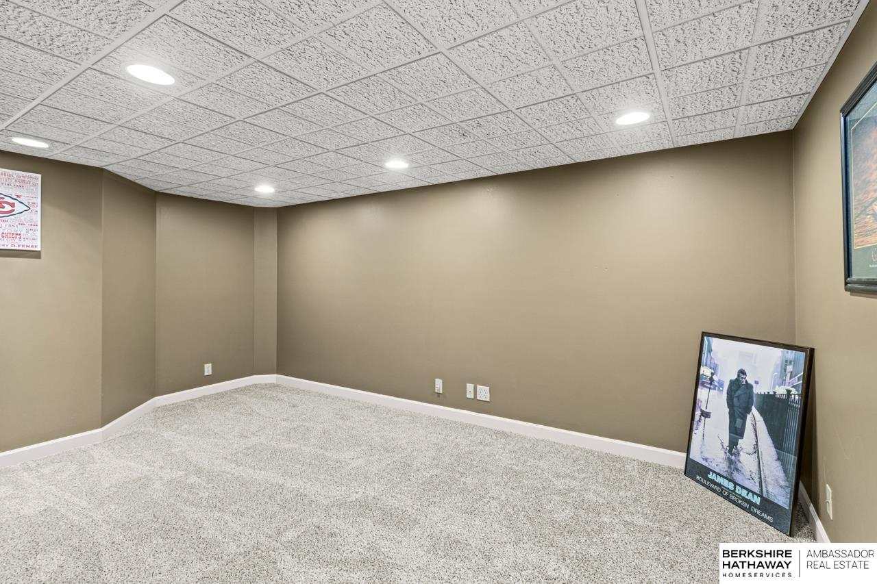 Omaha, Nebraska 68118, United States, 5 Bedrooms Bedrooms, ,3 BathroomsBathrooms,Residential,Pending,208498