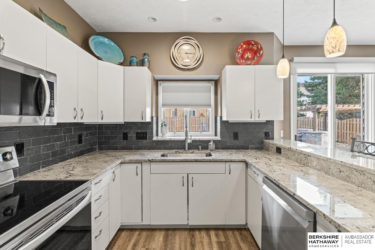 Omaha, Nebraska 68118, United States, 5 Bedrooms Bedrooms, ,3 BathroomsBathrooms,Residential,Pending,208498