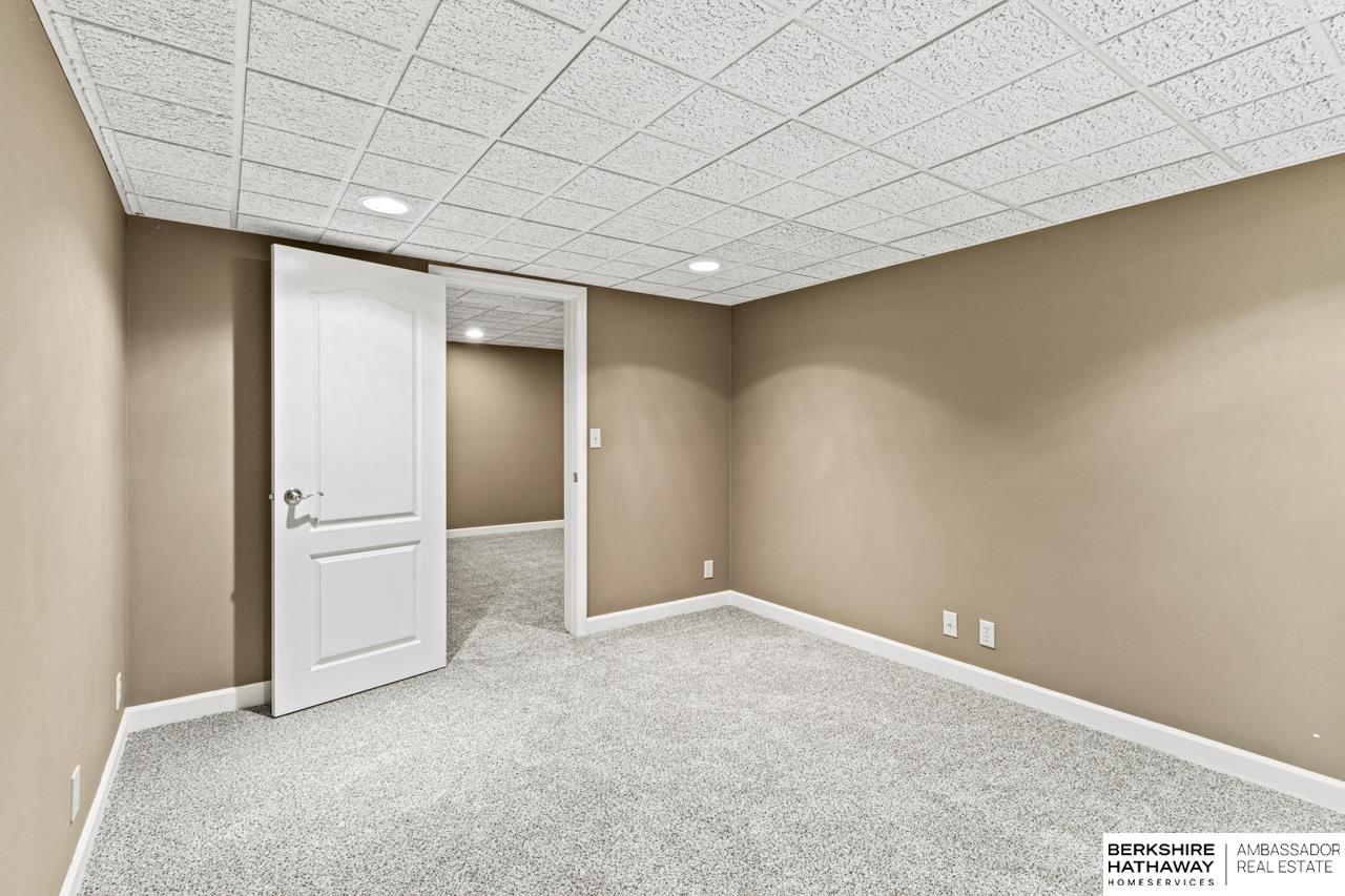 Omaha, Nebraska 68118, United States, 5 Bedrooms Bedrooms, ,3 BathroomsBathrooms,Residential,Pending,208498