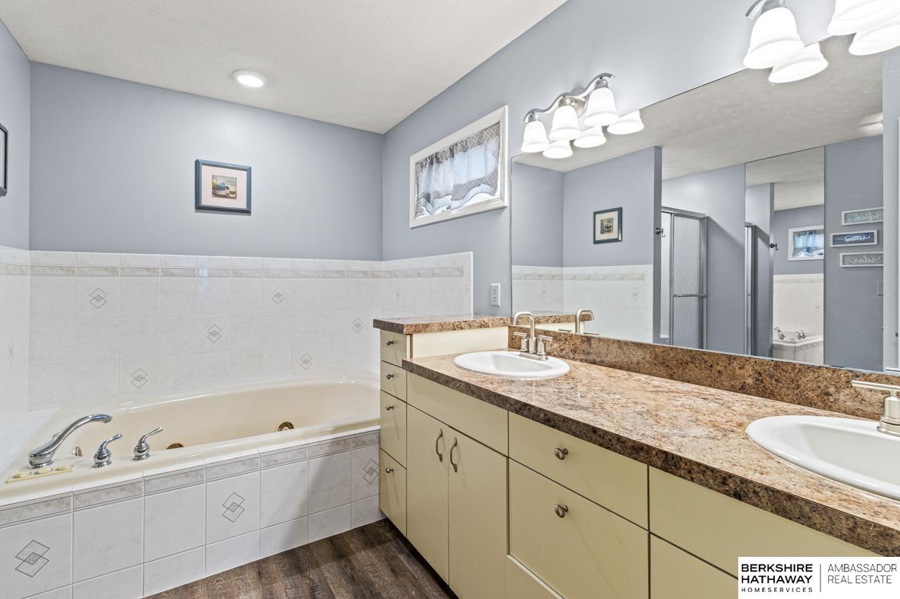 Omaha, Nebraska 68118, United States, 5 Bedrooms Bedrooms, ,3 BathroomsBathrooms,Residential,Pending,208498