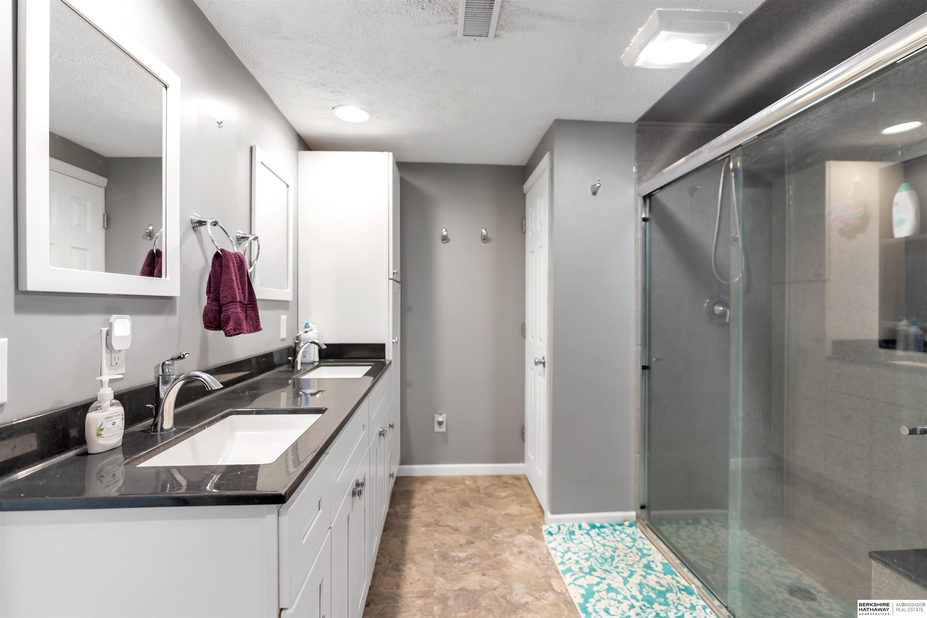 Bellevue, Nebraska 68147, United States, 3 Bedrooms Bedrooms, ,2 BathroomsBathrooms,Residential,Active,222046