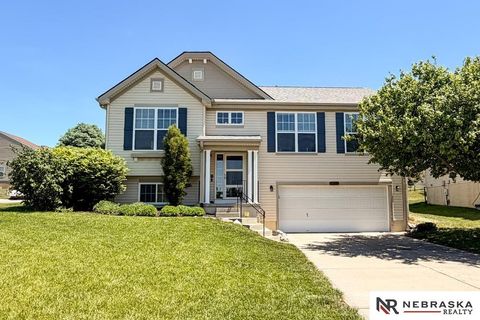 Photo of 2301 Lakewood Drive, Papillion, NE 68046 (MLS # 22613253)