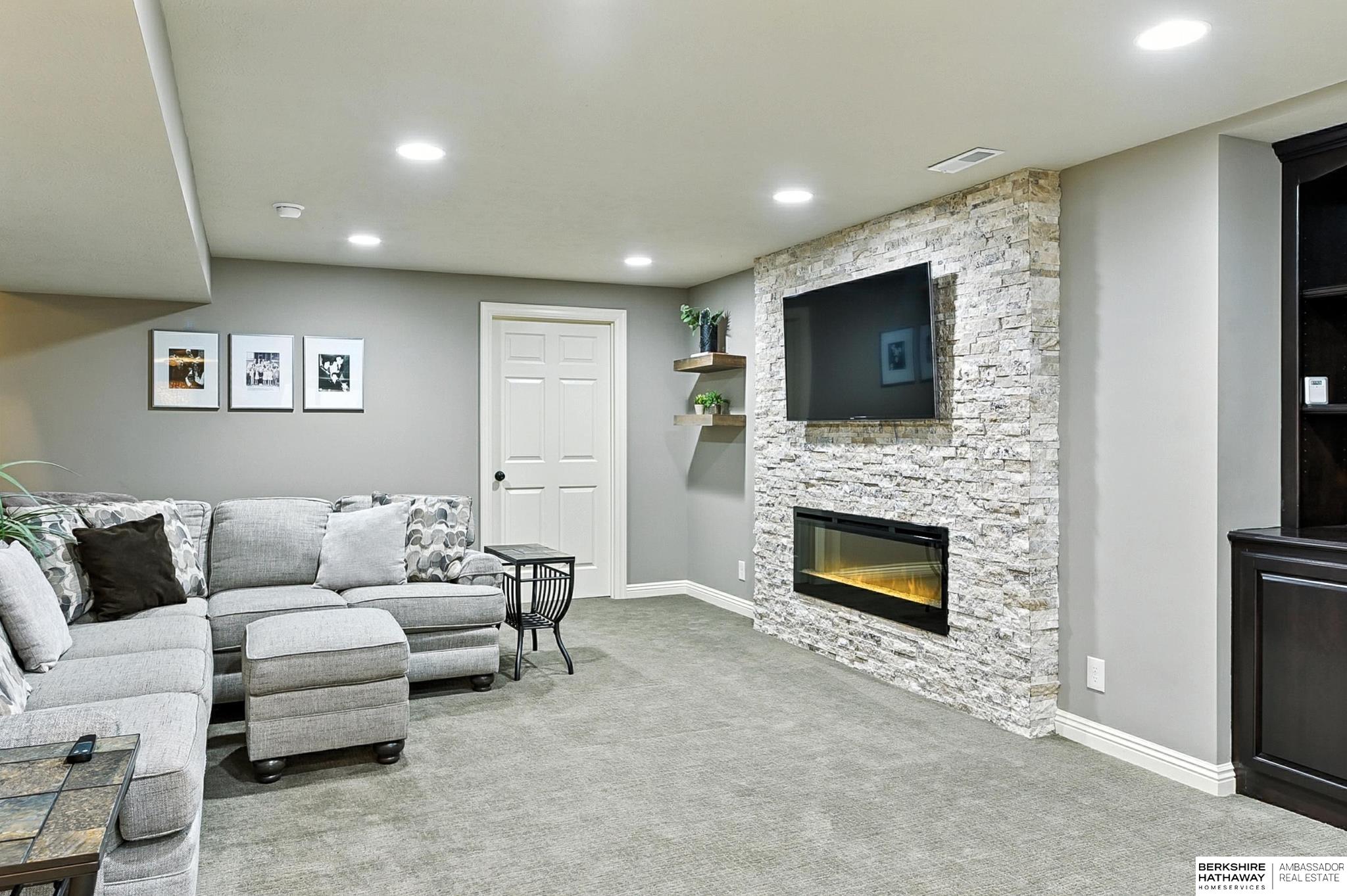 Omaha, Nebraska 68164, United States, 4 Bedrooms Bedrooms, ,2 BathroomsBathrooms,Residential,Active,200273