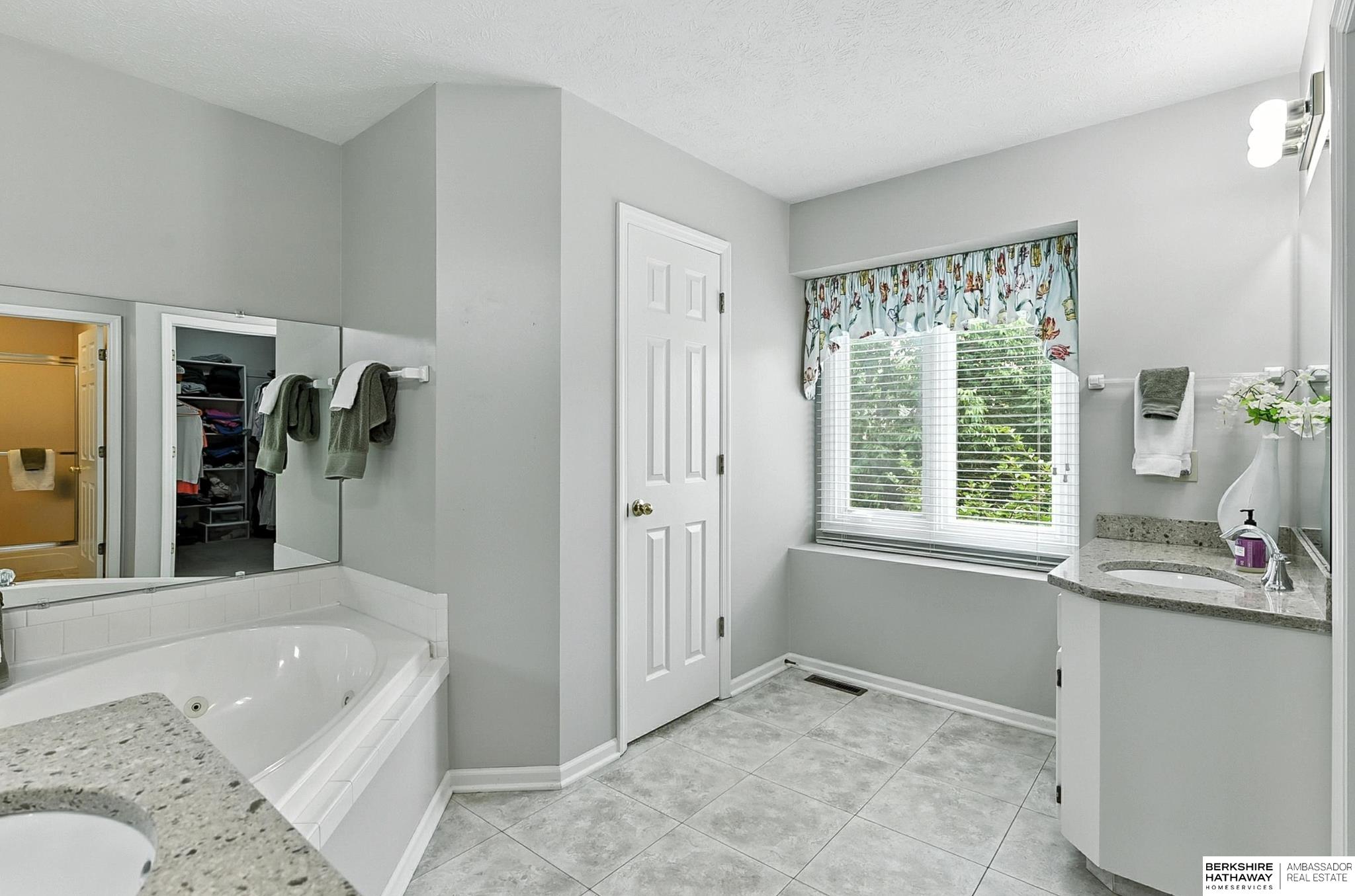 Omaha, Nebraska 68164, United States, 4 Bedrooms Bedrooms, ,2 BathroomsBathrooms,Residential,Active,200273