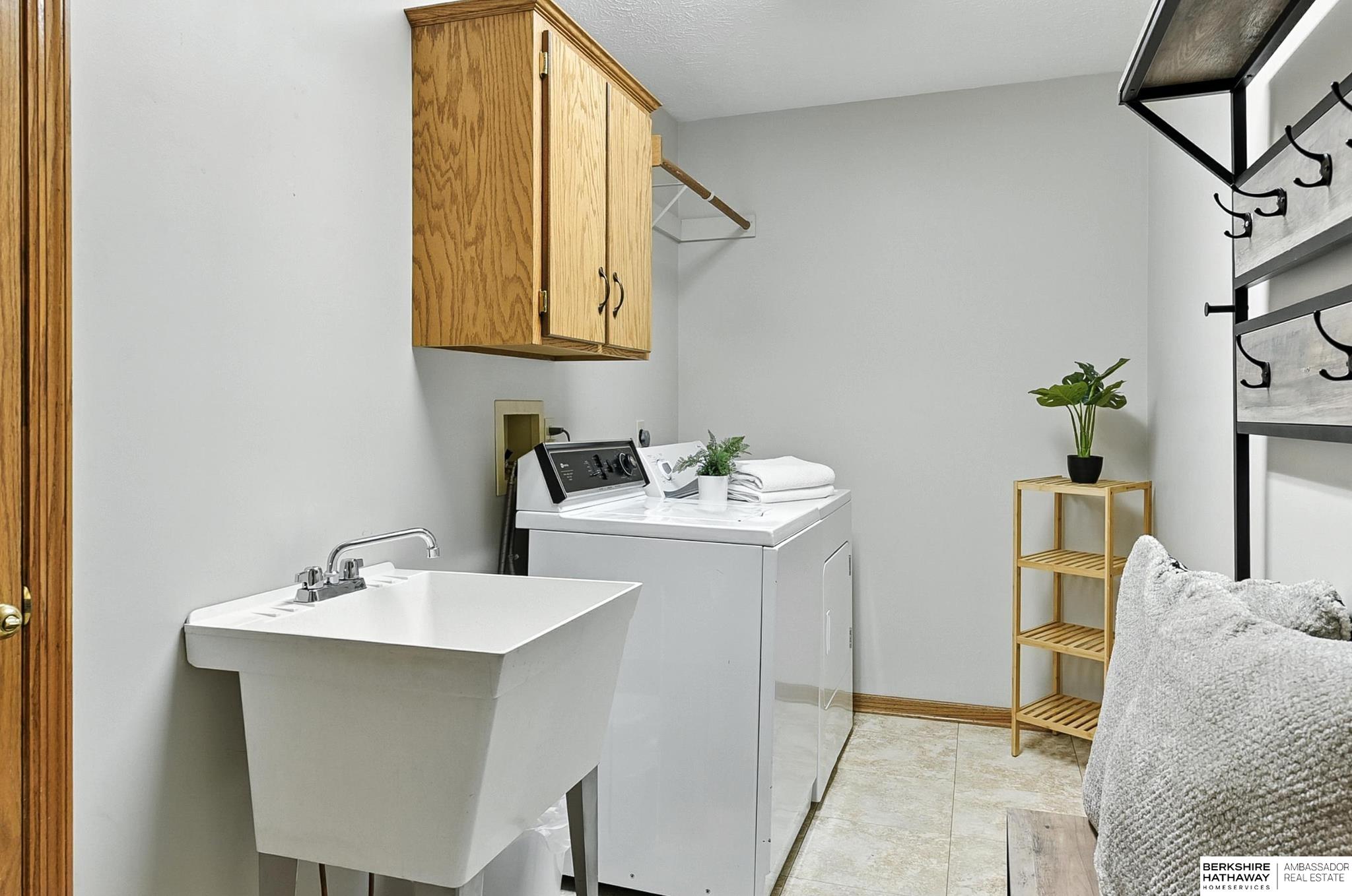 Omaha, Nebraska 68164, United States, 4 Bedrooms Bedrooms, ,2 BathroomsBathrooms,Residential,Active,200273