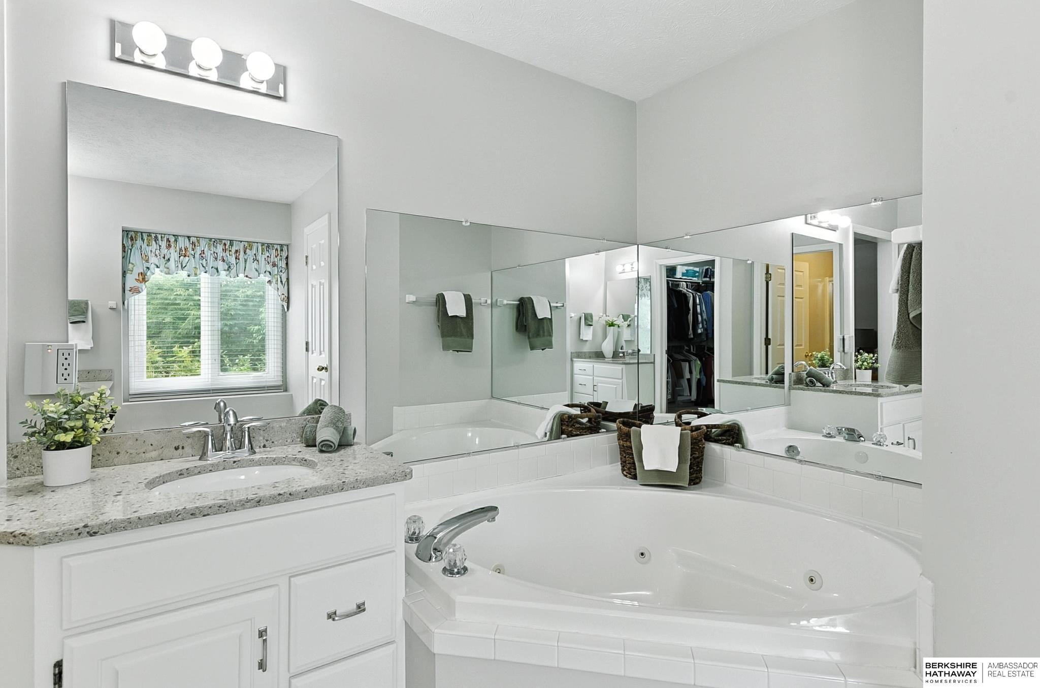 Omaha, Nebraska 68164, United States, 4 Bedrooms Bedrooms, ,2 BathroomsBathrooms,Residential,Active,200273