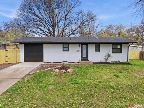 Photo of 6120 Randolph Street, Lincoln, NE 68510 (MLS # 22610268)
